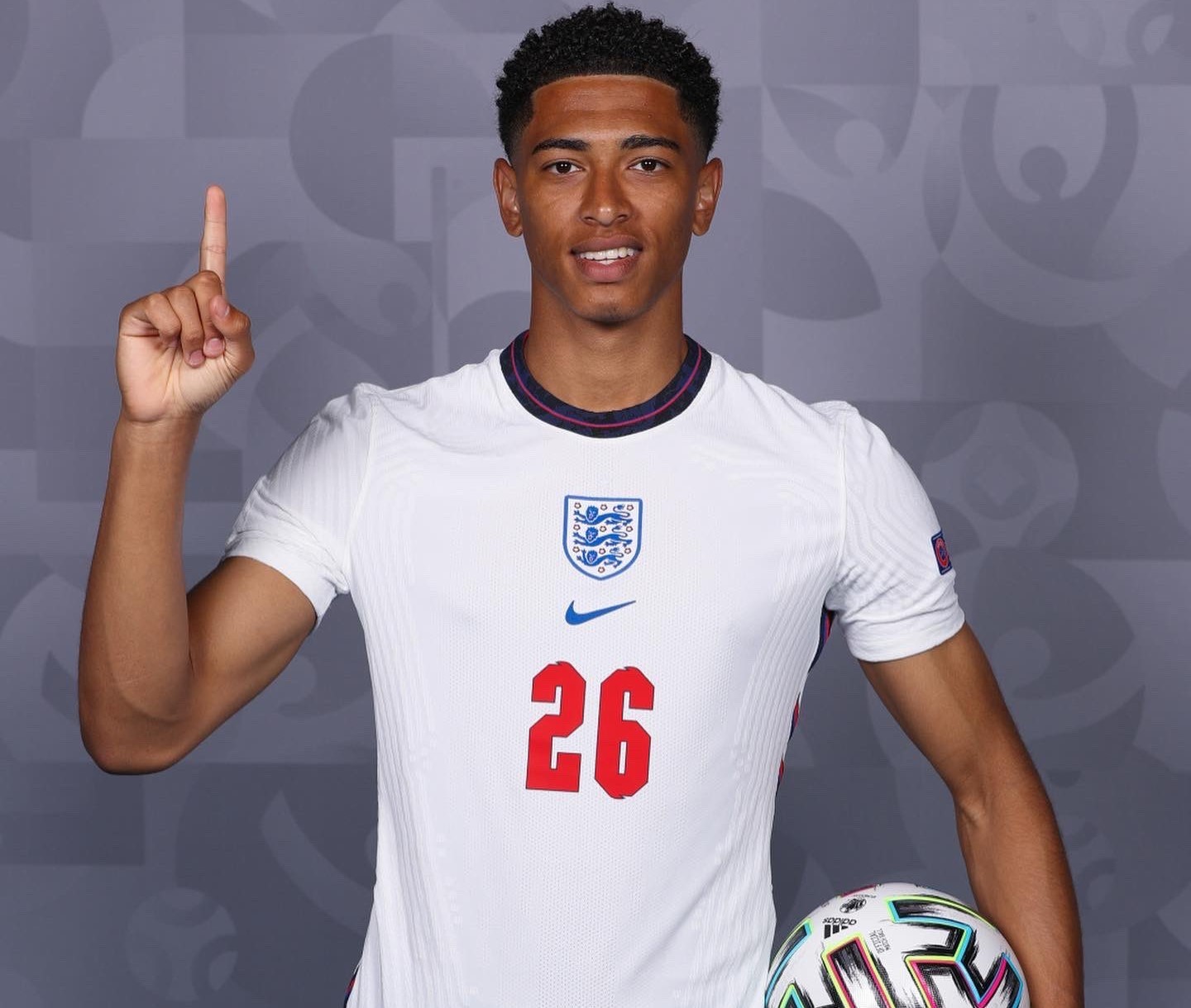 足球西甲双雄同日失分，冠军悬念再次被点燃（西甲两强同日丢分，争冠悬念重燃）