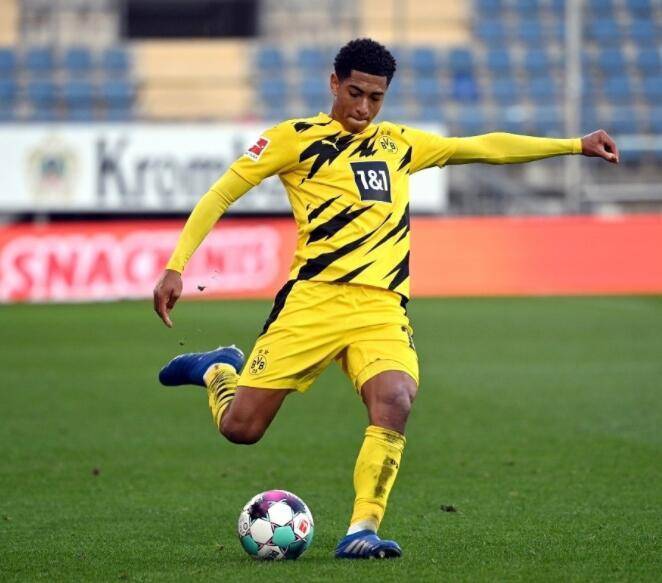 九人皇马主场输球，转播镜头拍到贝林辱骂四官：你XX的白痴