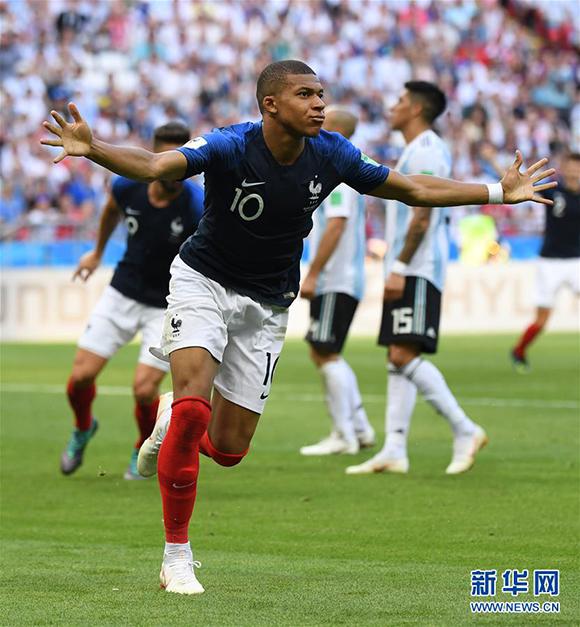 足球裁判规则误区解析（足球裁判规则常见误区解读）