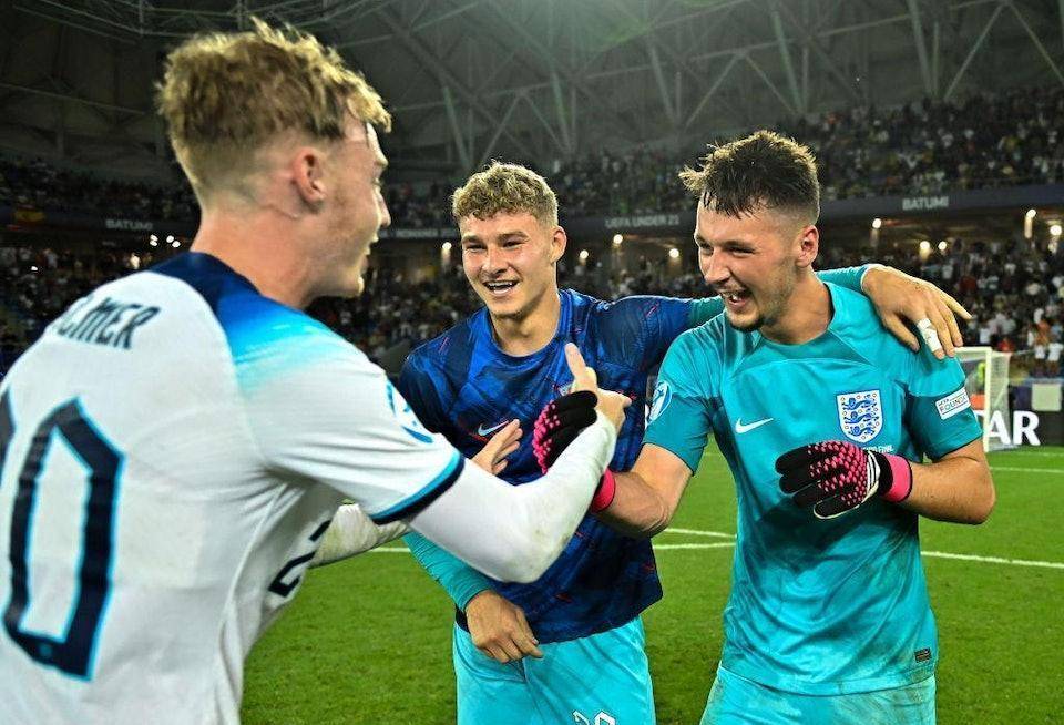 西甲前瞻：巴萨盼取胜继续争夺榜首，阿拉维斯能否制造麻烦？（西甲前瞻：巴萨力争三分继续冲击榜首，阿拉维斯能否搅局？）