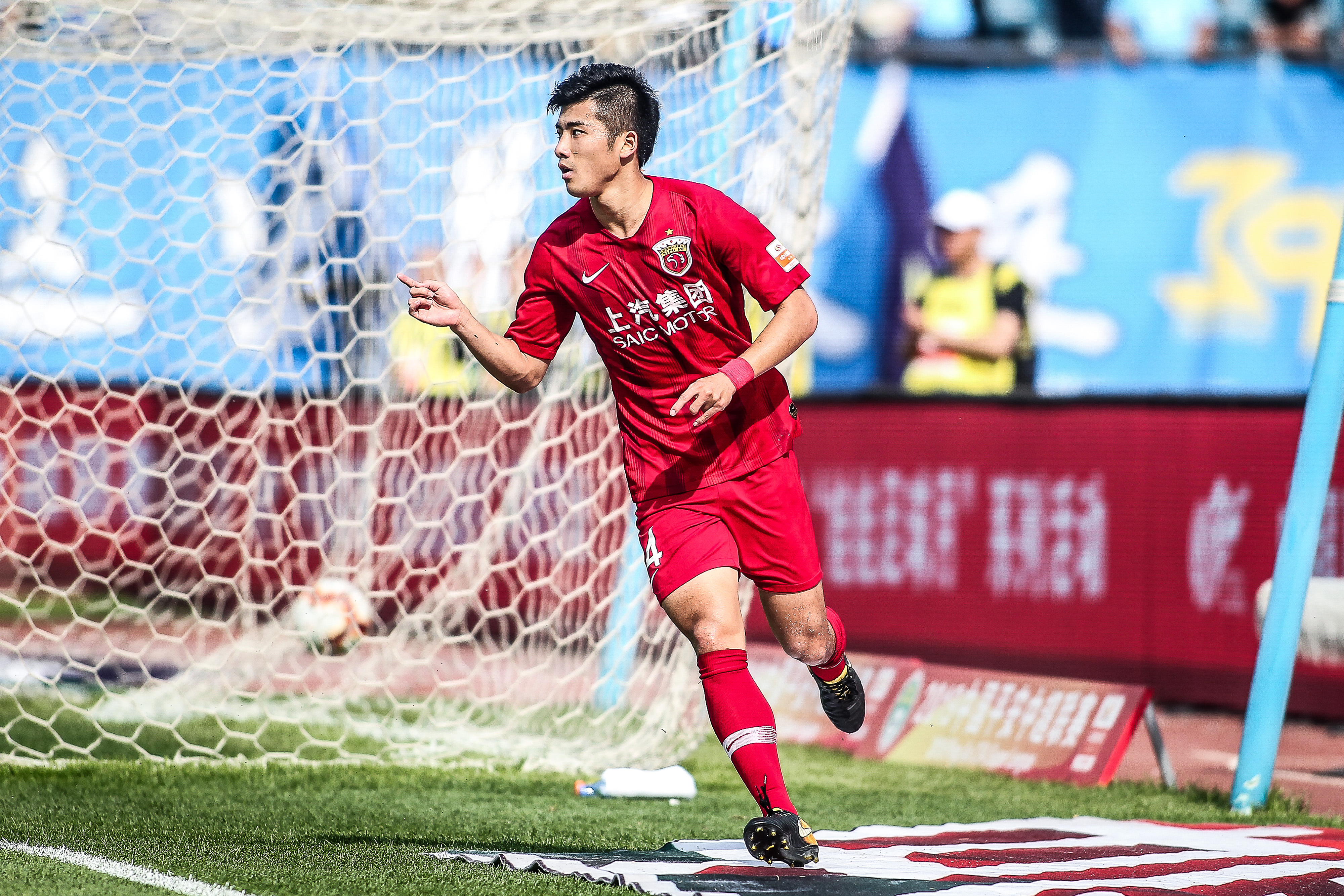 记者：国米考虑把二队18岁左后卫科基提拔至一线队（据记者报道，国米考虑将二队18岁左后卫科基上调一线队）