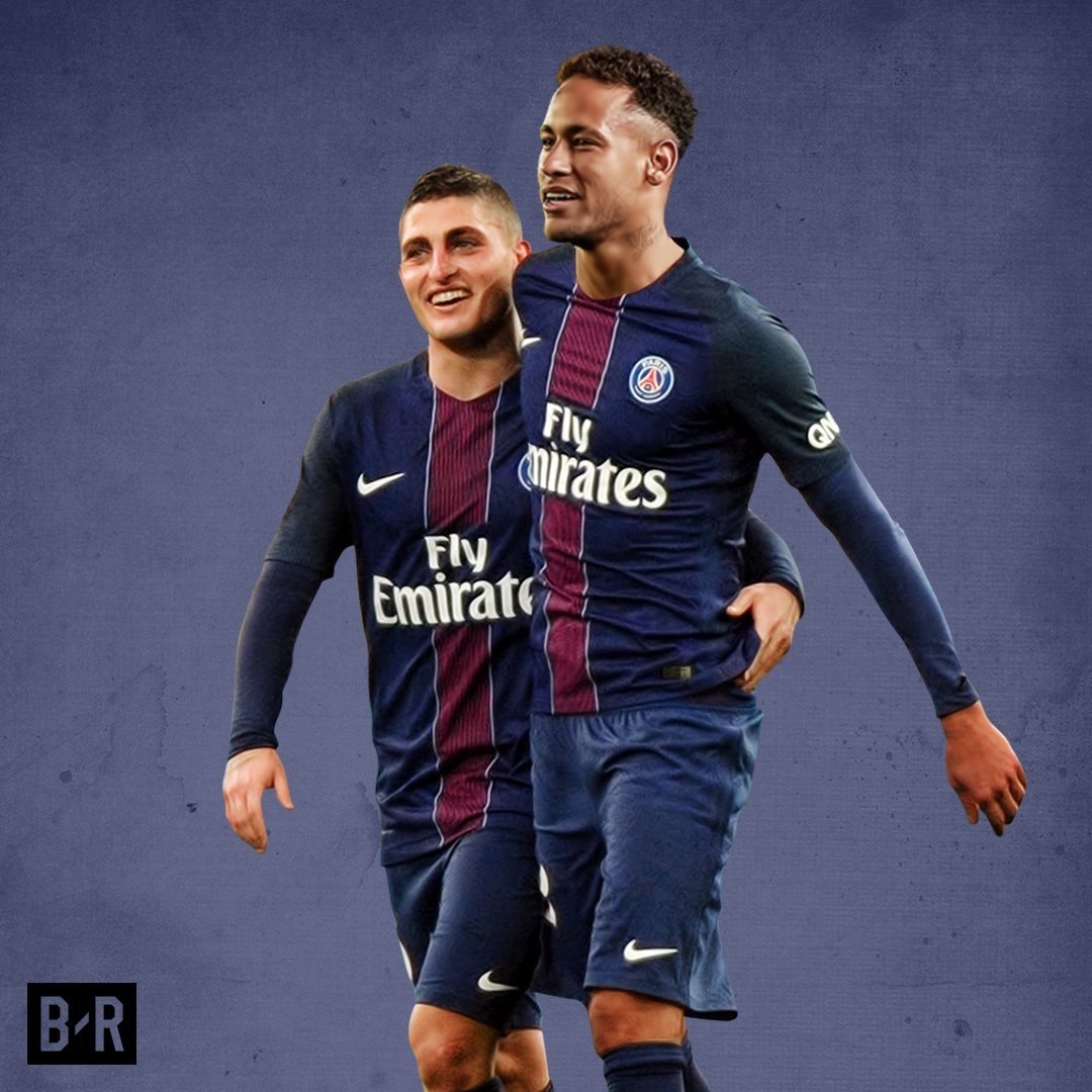 女子在冰面上奔跑拍照，突然冰面破裂女子坠入湖中！