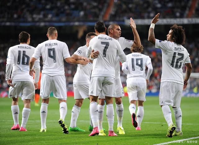 足球是朋友、梦想与人生的瞬间🔴⚫️⚽️（足球，串起朋友、梦想与人生的每个瞬间🔴⚫️⚽️）