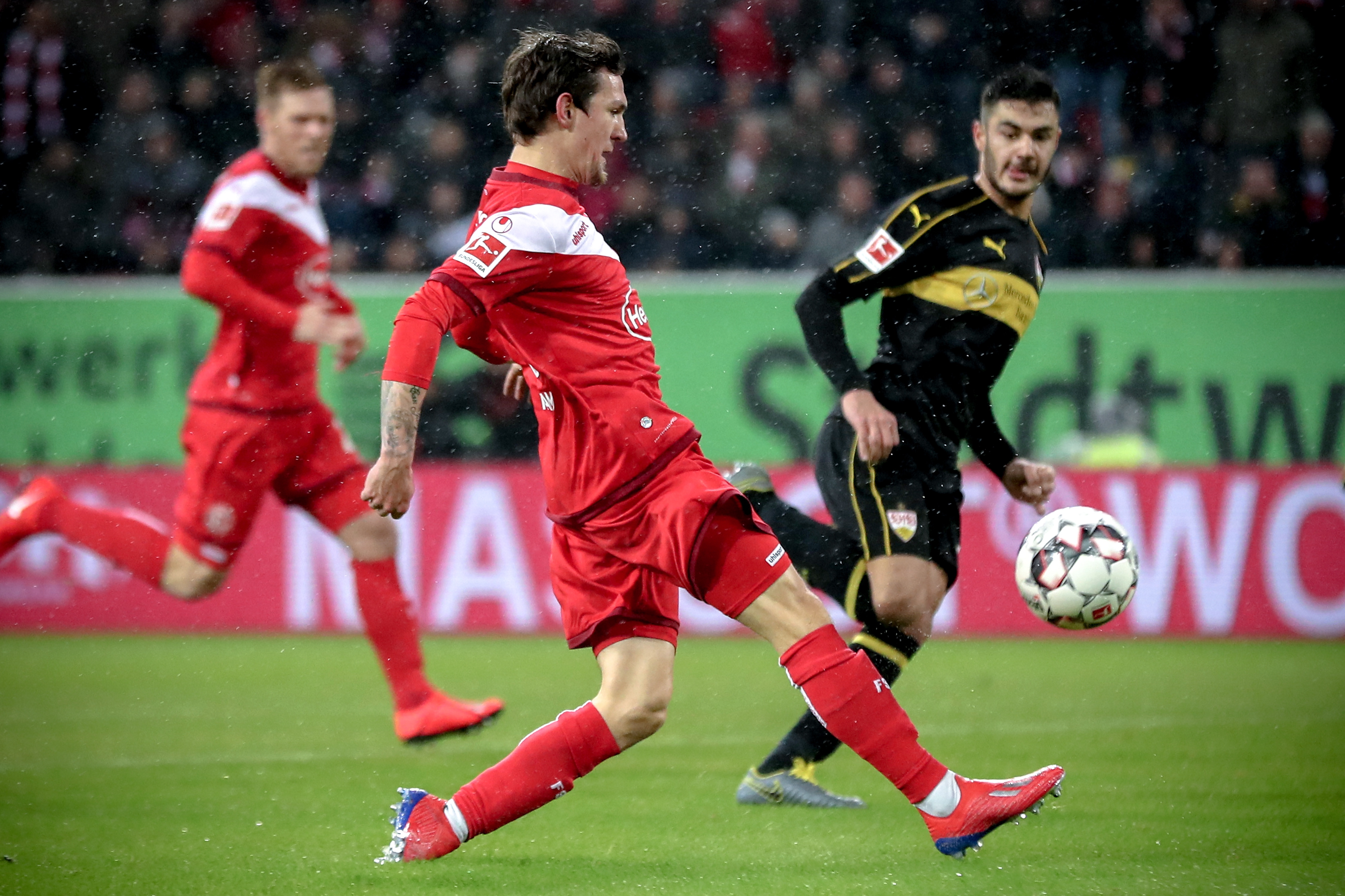 庆祝欧洲杯夺冠，英格兰女足前锋凯莉在伦敦街头跳舞